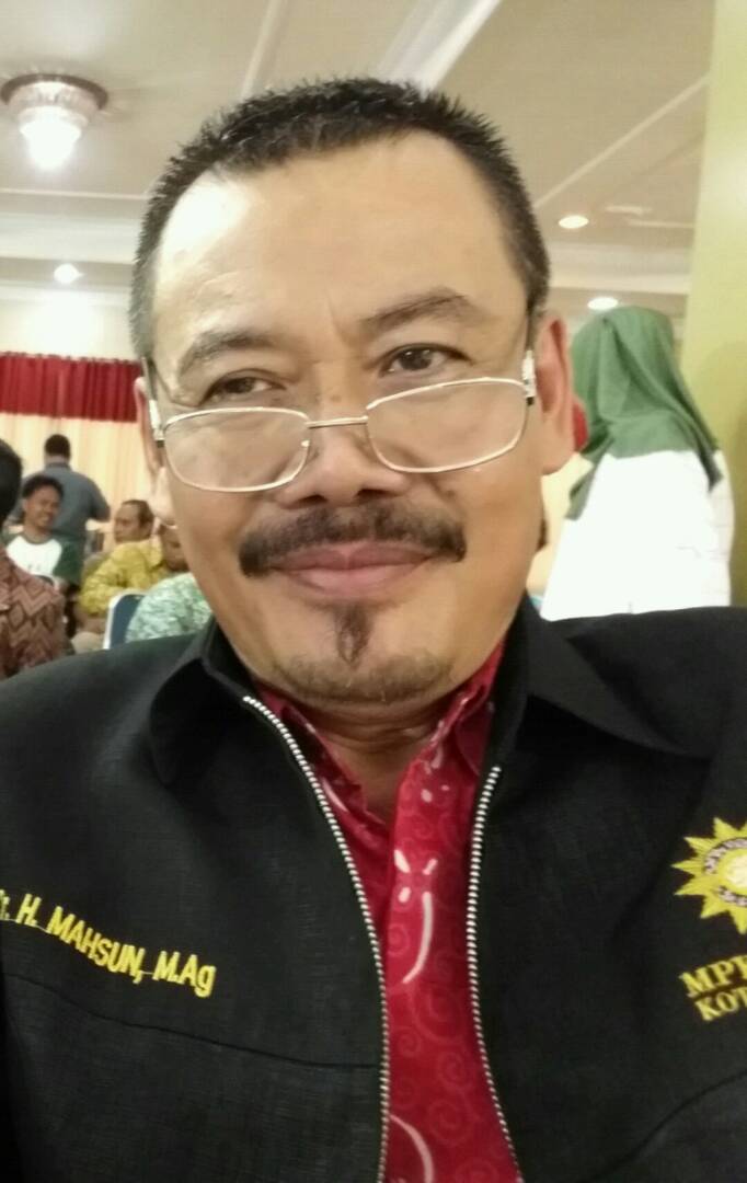 Terlindungi: Mahsun Djayadi,Wakil Rektor 3, UMSurabaya, Ketua Divisi Tarbiyah MUI Jatim, dan ketua PDM Surabaya.